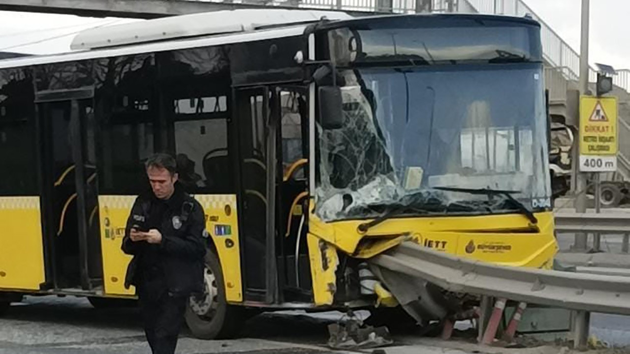 İETT otobüsü bariyerlere çarptı: 4 yaralı