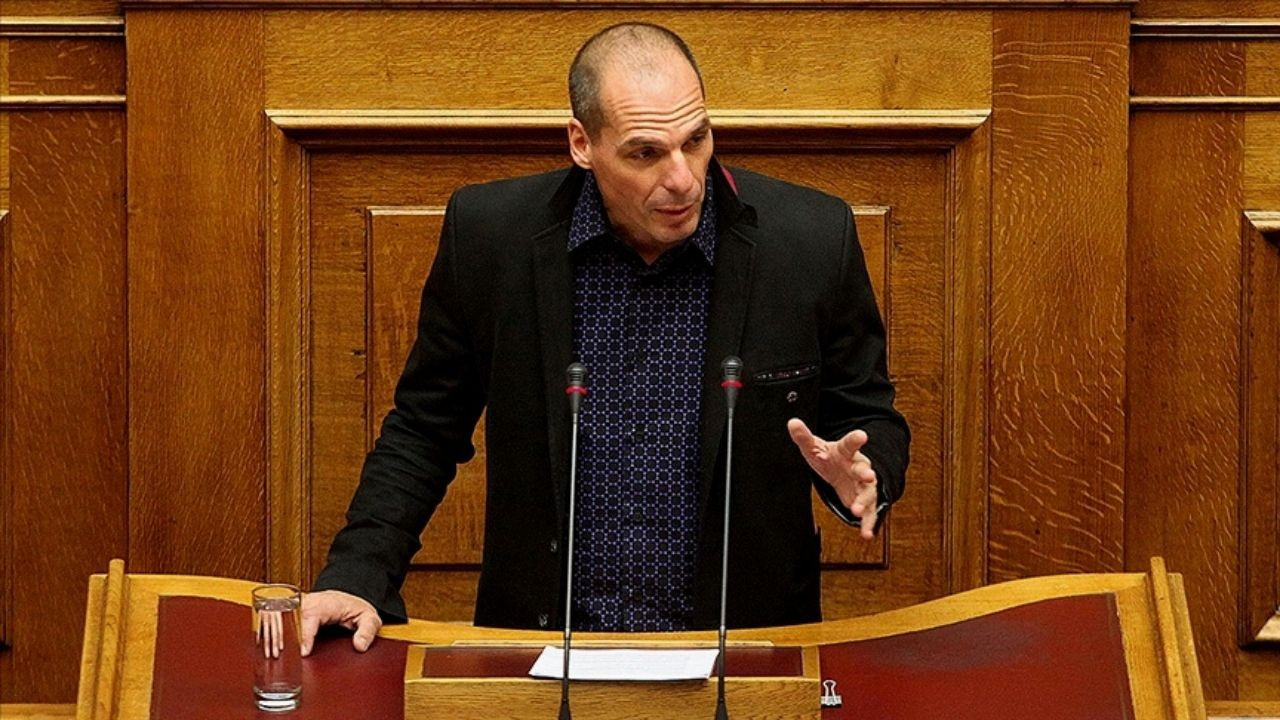 Muhalefet lideri Yanis Varufakis Atina'da saldırıya uğradı