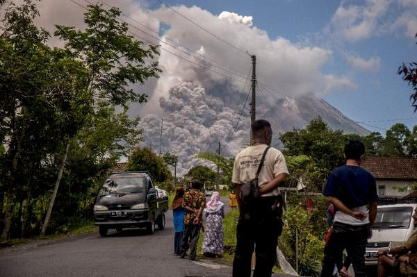 Endonezya’da Merapi Yanardağı 13 yıl aradan sonra patladı - Sayfa 1