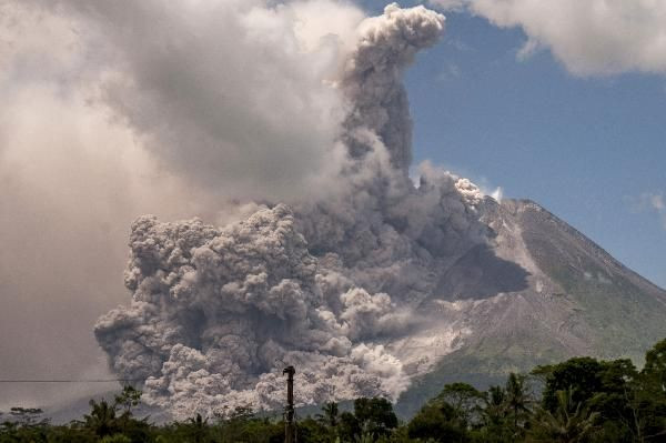 Endonezya’da Merapi Yanardağı 13 yıl aradan sonra patladı - Sayfa 4