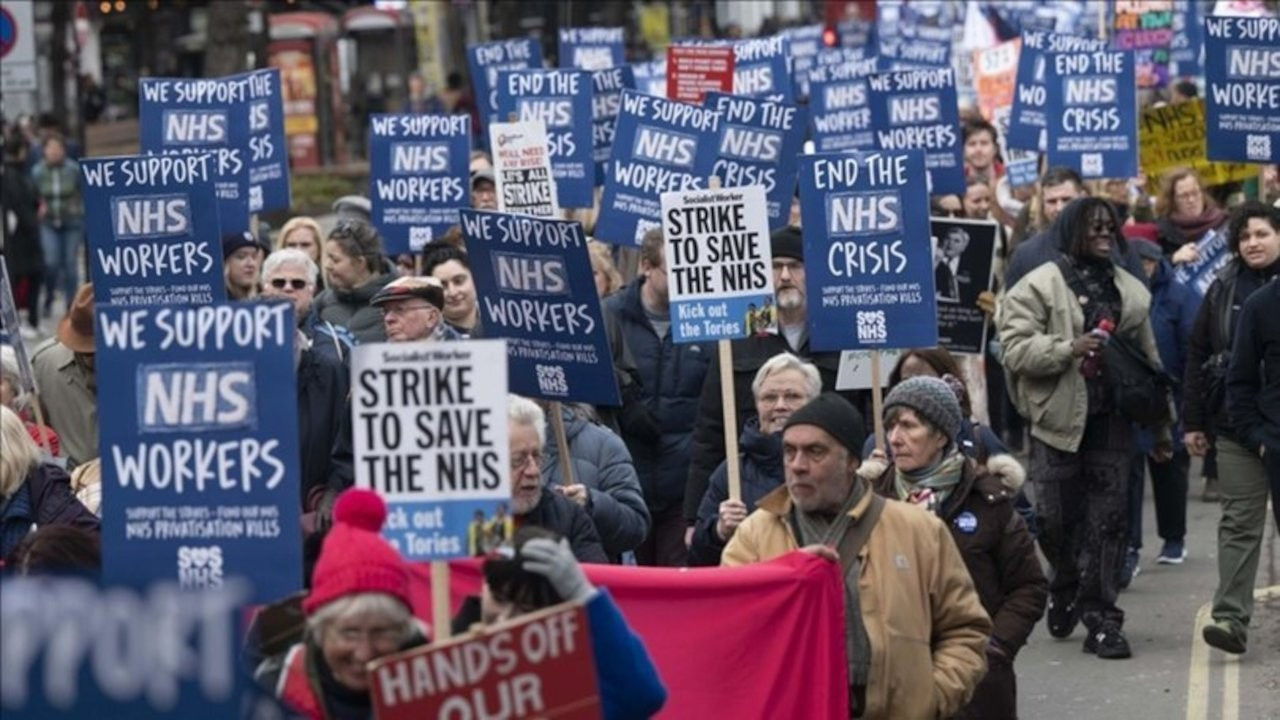 İngiltere'de greve giden sağlık çalışanlarına destek