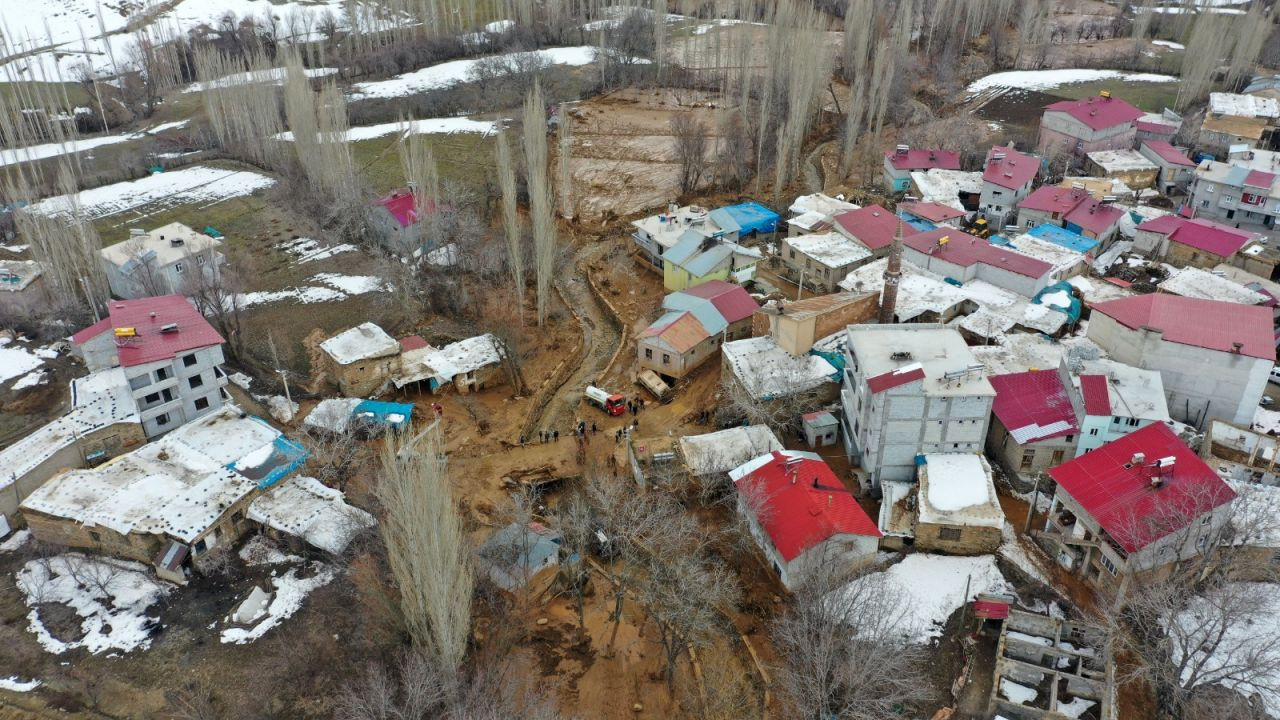 Bitlis'te gölet seti yıkıldı: Mahallede hasarlar oluştu - Sayfa 1