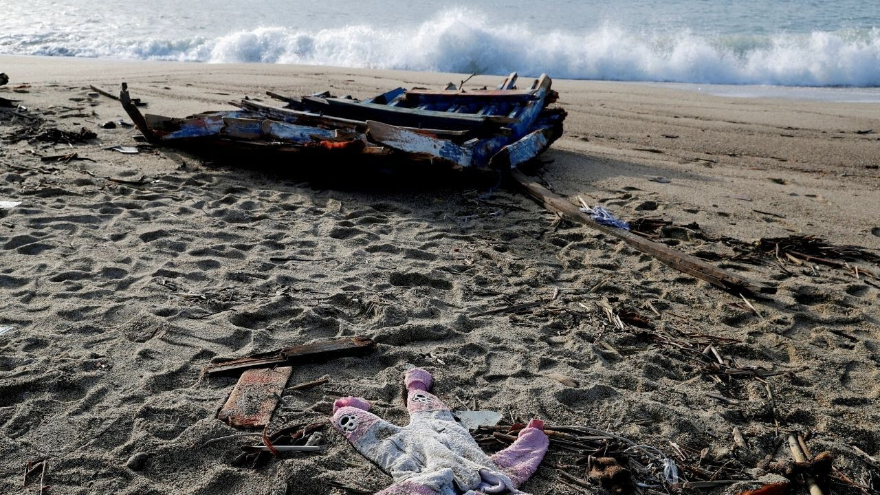 Mikonos Adası açıklarında mülteci teknesi battı: 3 ölü, 12 kayıp