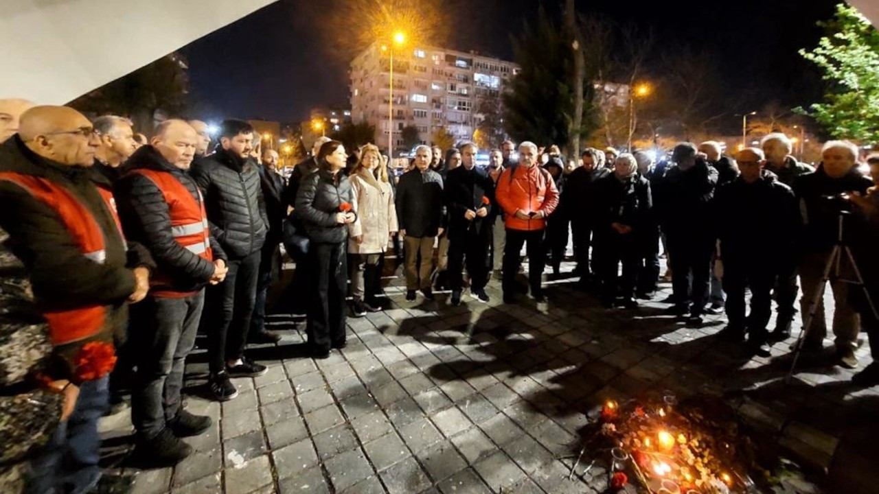 İzmir'de depremde yaşamını yitirenler anısına 'Sessiz Çığlık' anması
