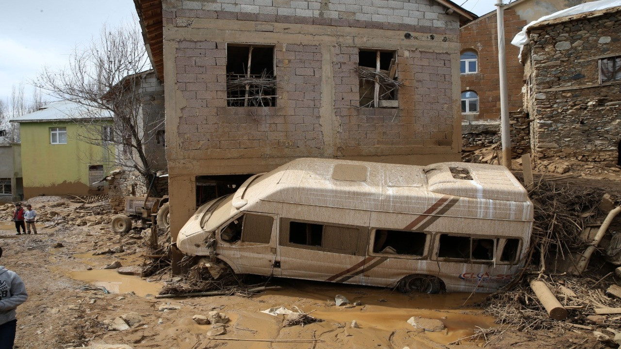 Bitlis'te gölet seti yıkıldı: Mahallede hasarlar oluştu