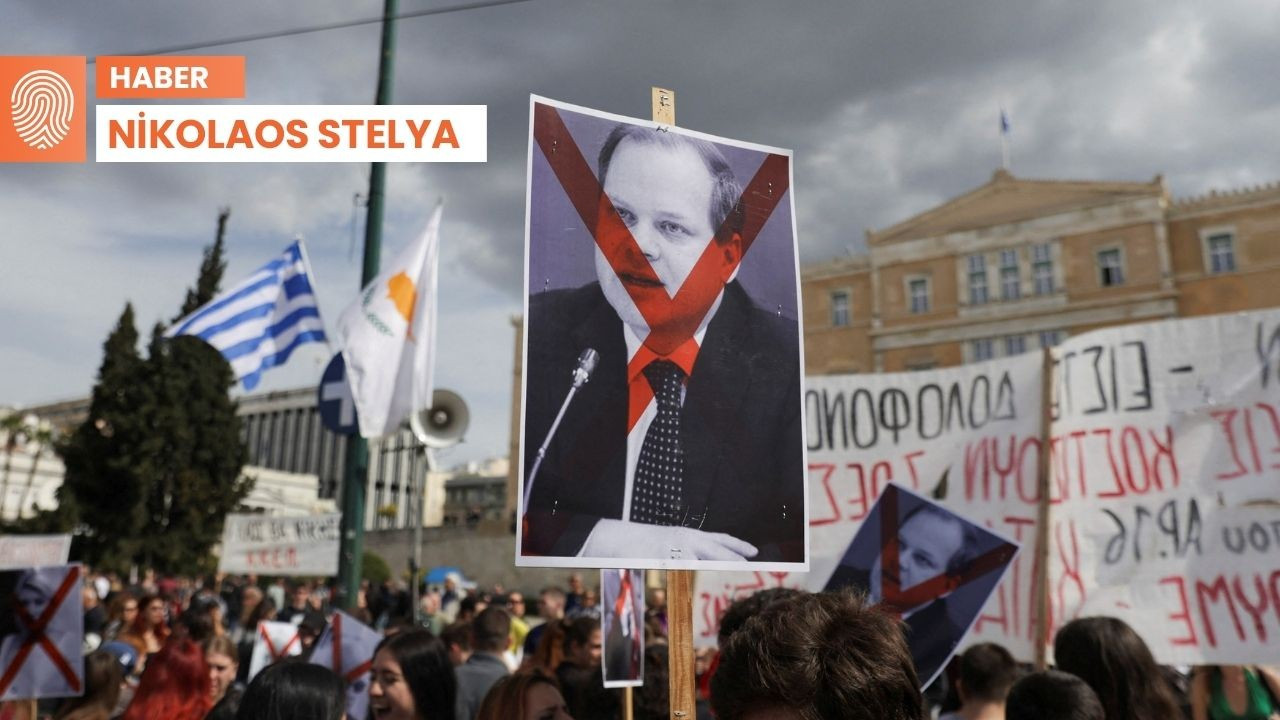 Yunanistan'da istifa eden bakanın evinin önünde protesto, başkentte bomba alarmı