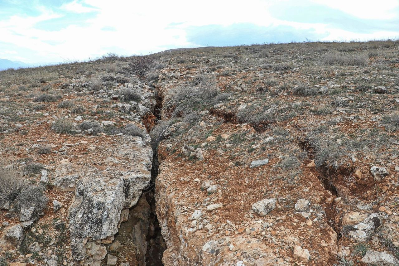 Geyiktepesi'nde depremde dev yarık ve çatlaklar oluştu - Sayfa 2