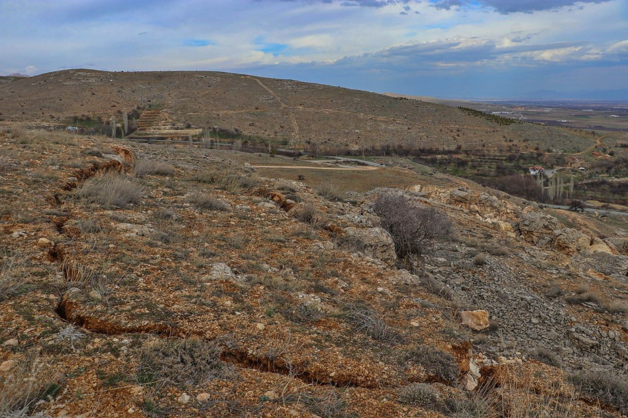 Geyiktepesi'nde depremde dev yarık ve çatlaklar oluştu - Sayfa 1