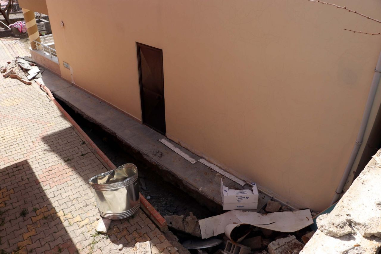 Maraş'ta depremden etkilenen bina 1 metre yön değiştirdi - Sayfa 4