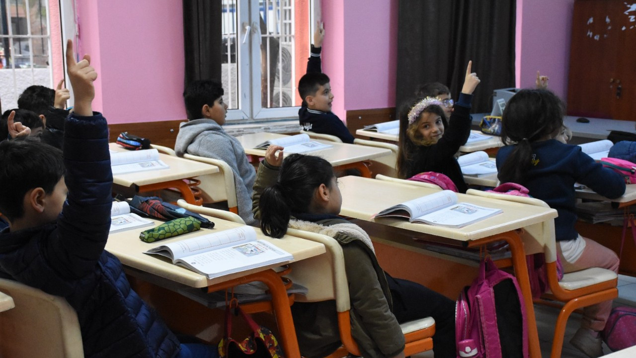 Depremden etkilenen Adana'da eğitim öğretim başladı