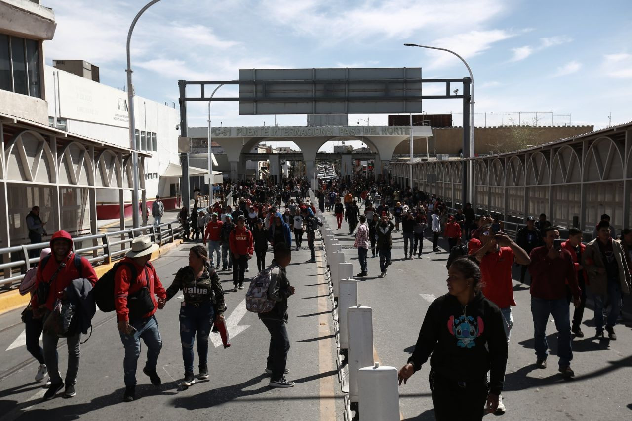 Yüzlerce sığınmacı ABD-Meksika sınırında: ‘Bırakın ailelerimize yardım edelim’ - Sayfa 2