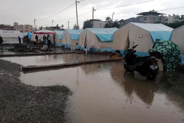 İskenderun'da AFAD'ın çadır kentini su bastı - Sayfa 1