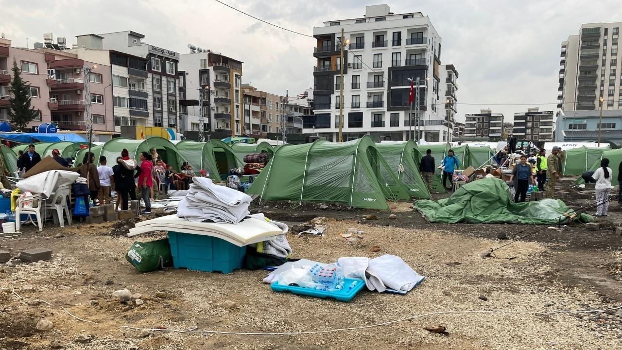 AFAD İskenderun’da gönüllülerin kurduğu çadırları kaldırdı