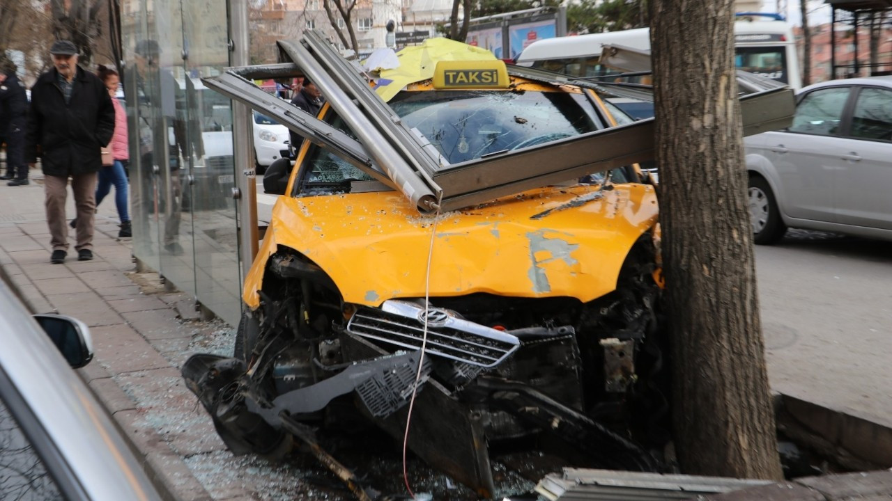 Ankara'da taksi, durağa daldı: 1'i ağır 6 yaralı