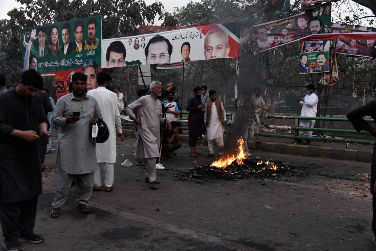 Pakistan'da çatışmalar sürüyor: İmran Han'dan 'gerçek mermi' iddiası - Sayfa 4