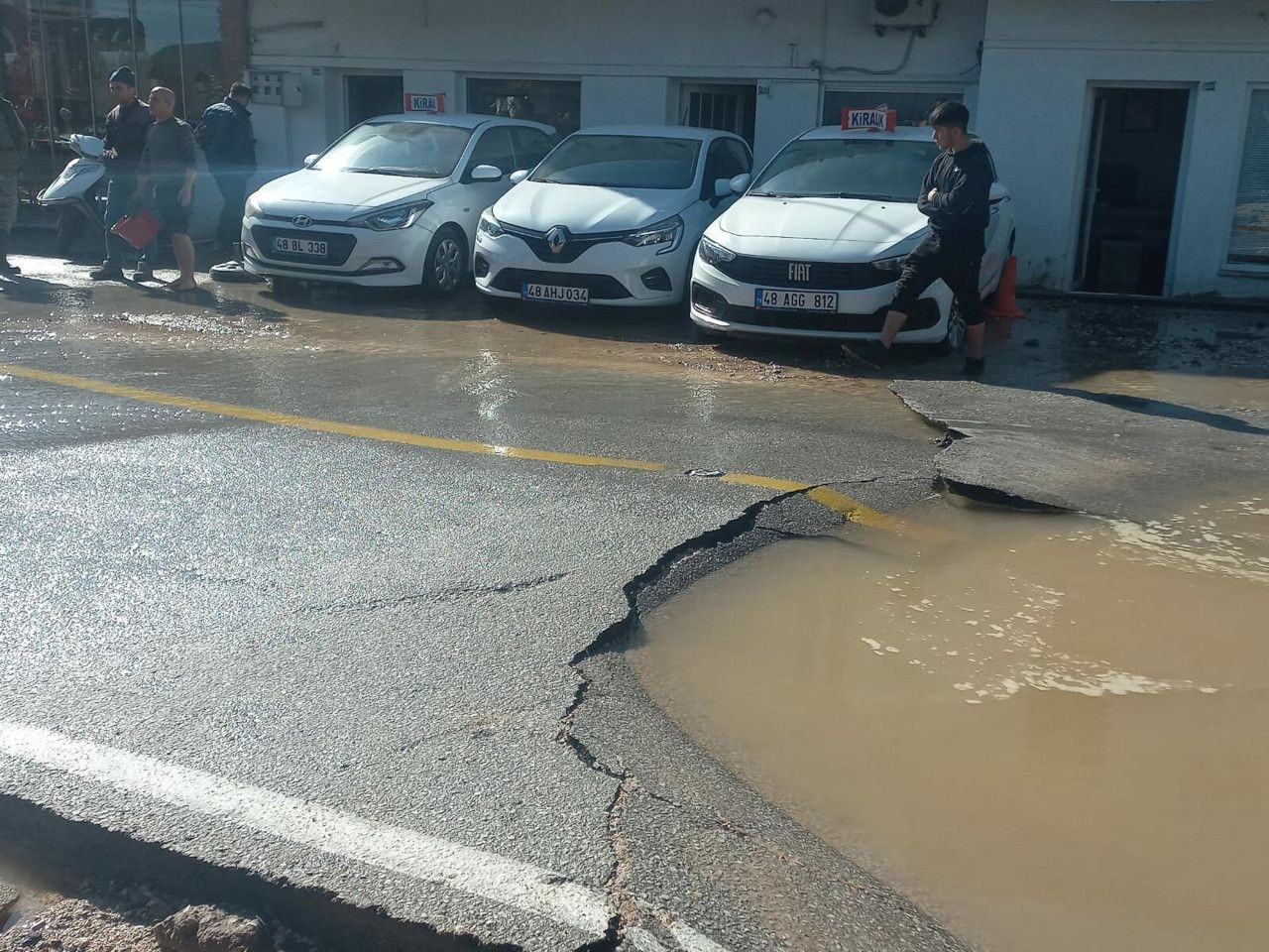 Bodrum'da isale hattı patladı, sokaklar suyla doldu - Sayfa 2