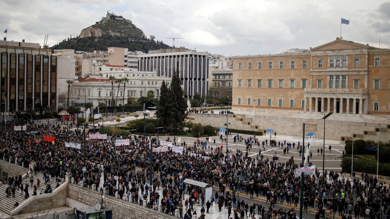 Yunanistan'da okullar kapatıldı, uçuşlar iptal edildi