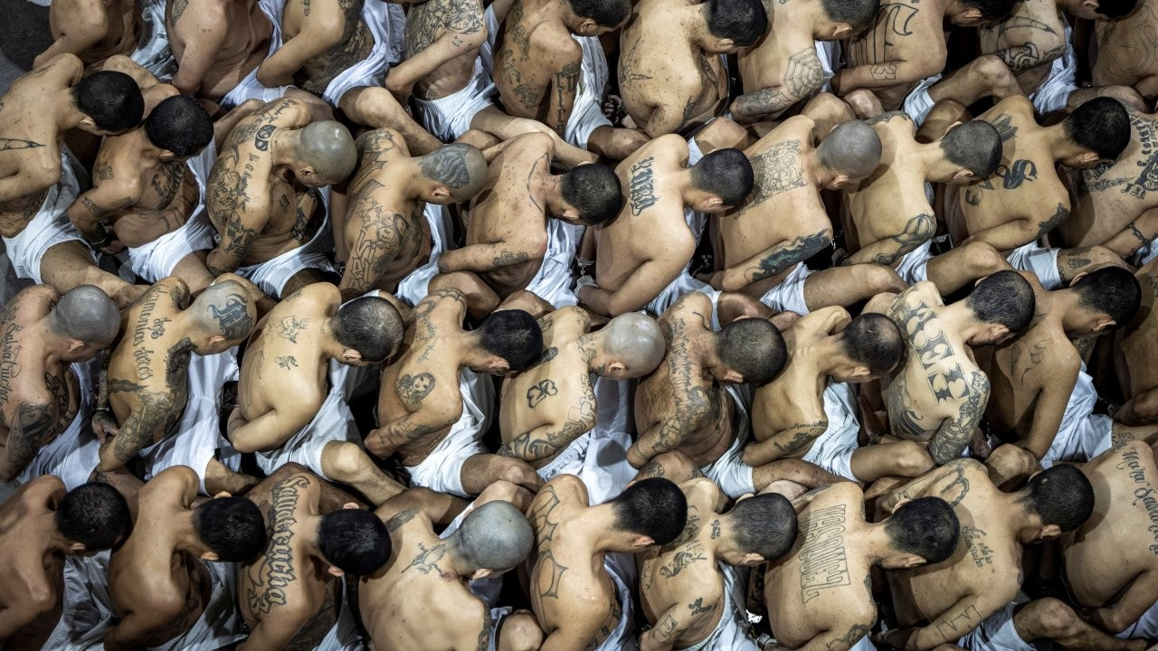 El Salvador'da binlerce mahkum daha 'mega' cezaevine nakledildi