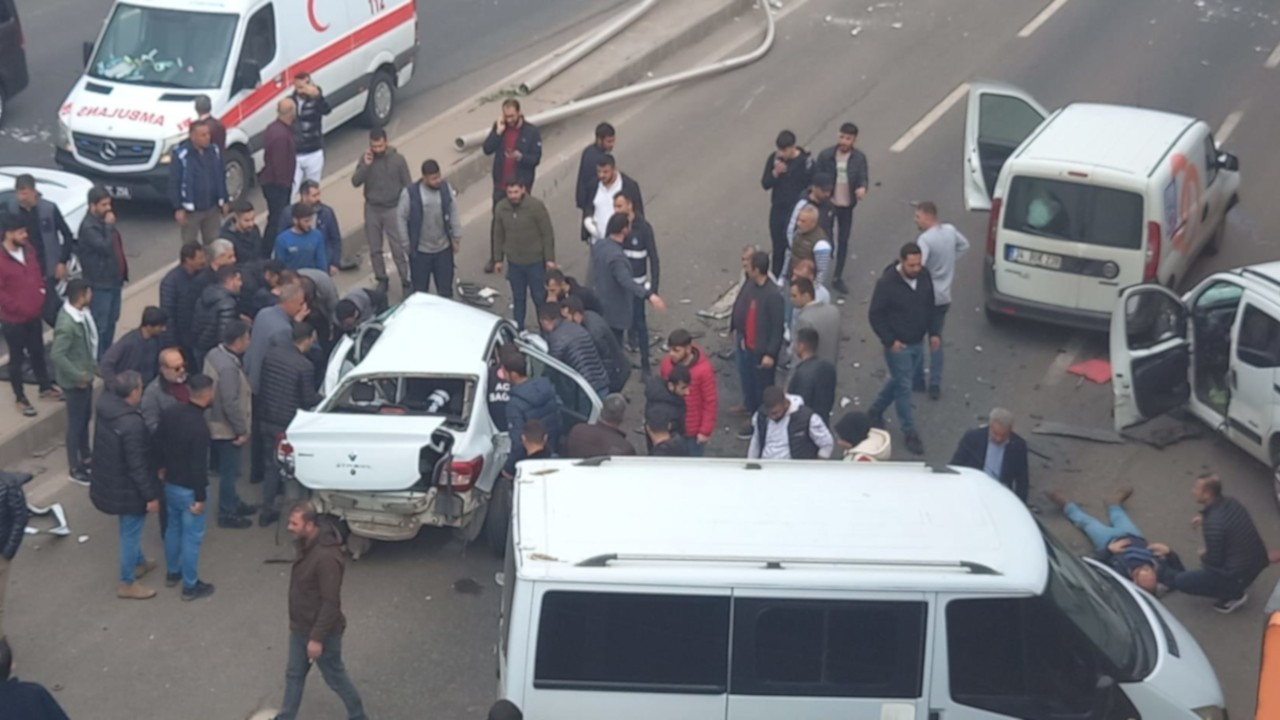 Diyarbakır'da zincirleme kaza: 2 ölü, 1'i ağır 2 yaralı