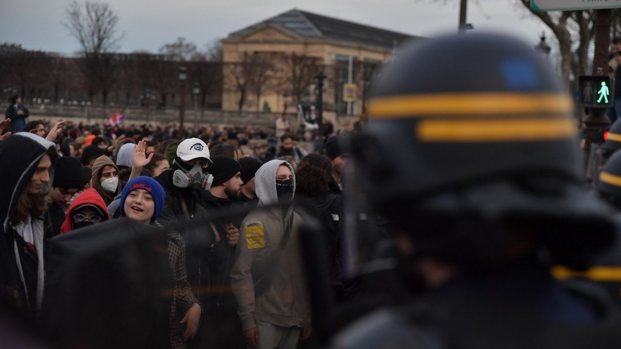 Fransa'da meclisi baypas etme kararı sonrası protestolar: 120 gözaltı