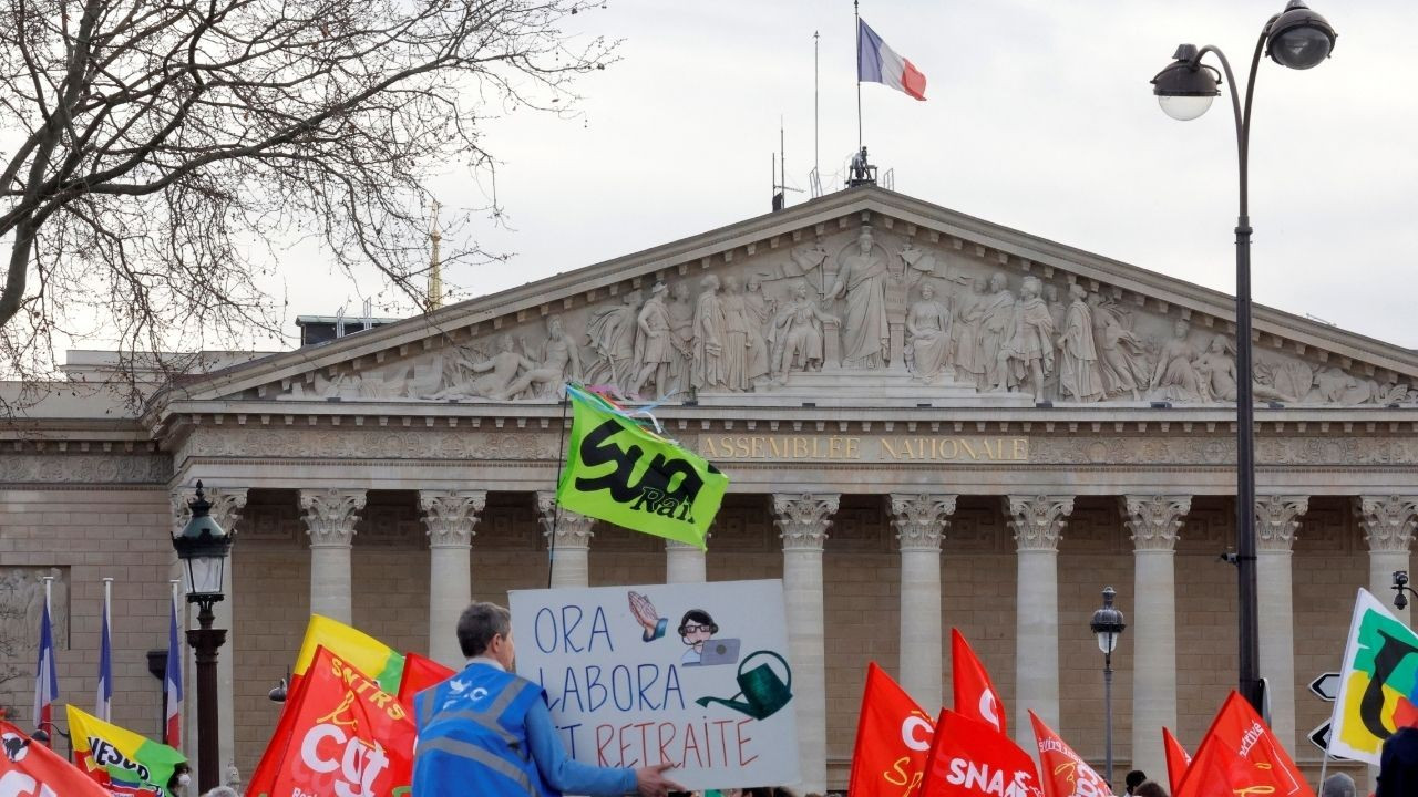 Fransa'da muhalefetten hükümete karşı gensoru önergesi