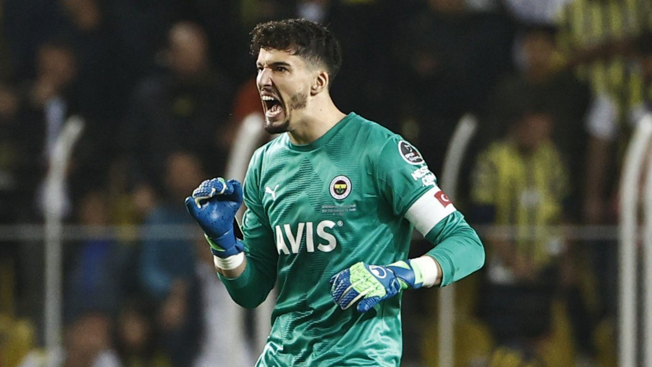 Fenerbahçe, Altay Bayındır'la 4 senelik sözleşme imzaladı