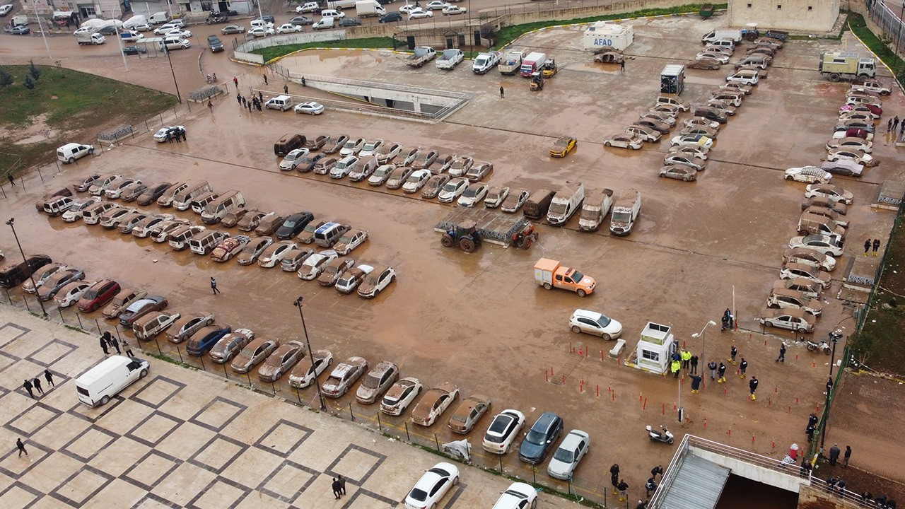 Urfa'da su basan otoparktaki 170 araç çıkarıldı