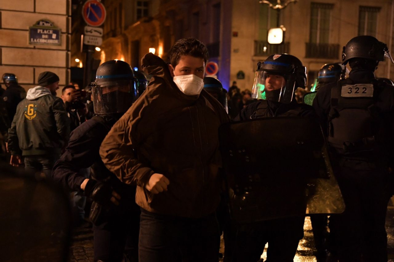 Fransa'da protestolar sürüyor: 'Macron, istifa' - Sayfa 2