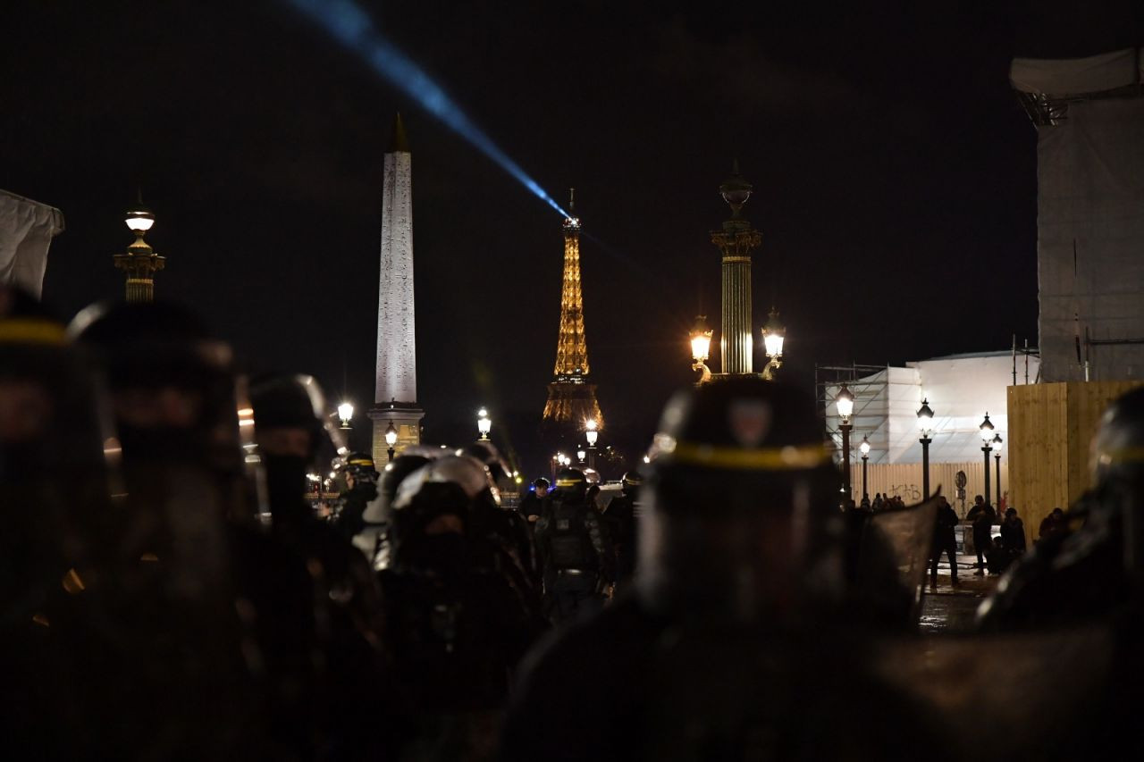 Fransa'da protestolar sürüyor: 'Macron, istifa' - Sayfa 4