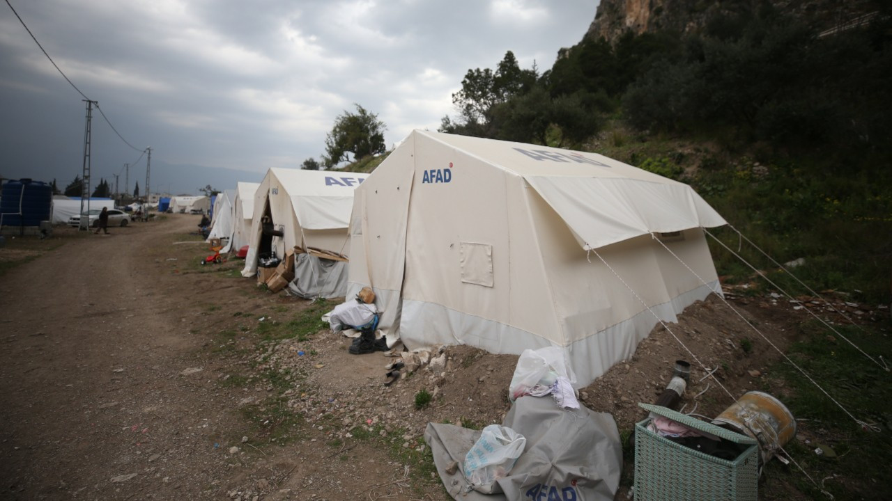 Defne'de çadır ve konteynerler kaldırılıyor: Depremzedeler endişeli