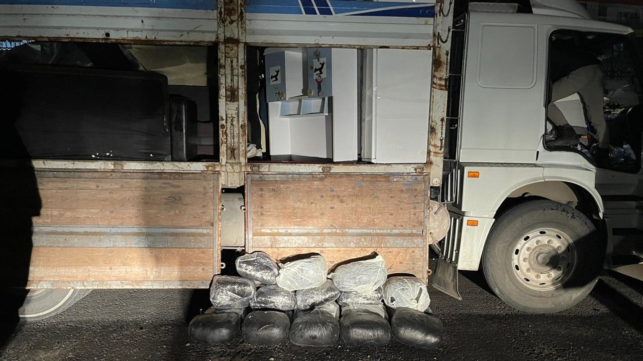 Eşya yüklü kamyonda buzdolaplarının içinden 81 kilo uyuşturucu çıktı