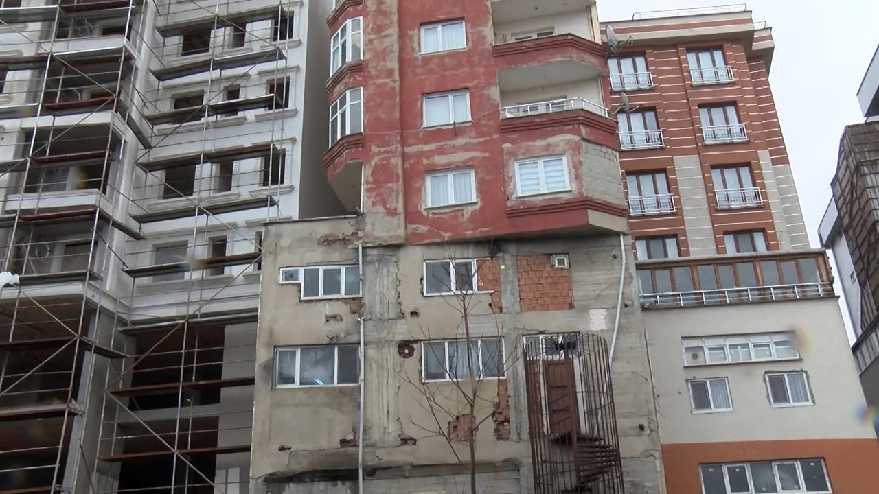 Bağcılar'ın 9 katlı 'apartmankondu'su yıkılıyor