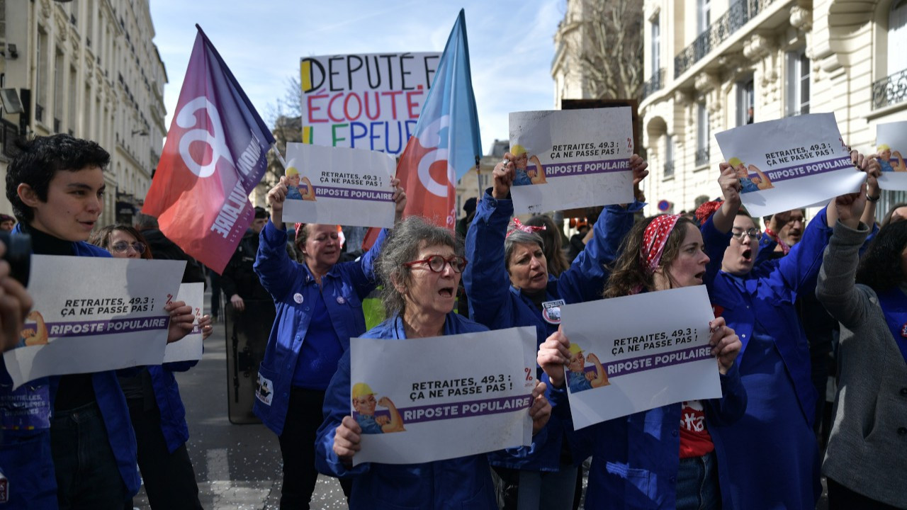 Fransa'da Macron hükümetine karşı sunulan gensoru önergesi reddedildi