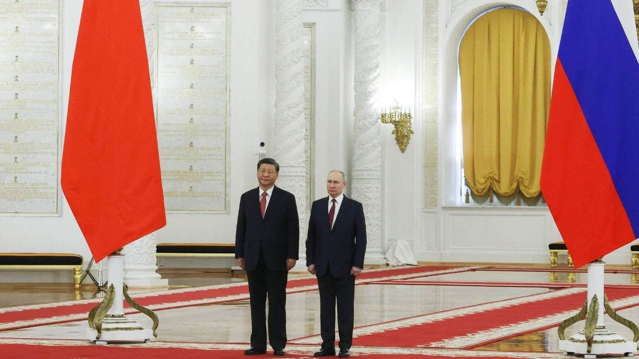 Şi ve Putin, resmi görüşme için Kremlin Sarayı'nda