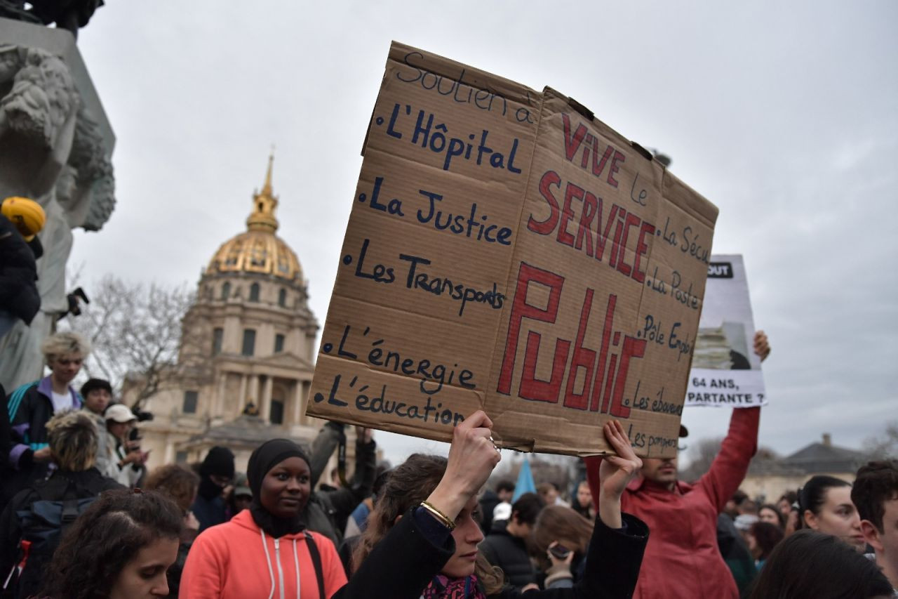 Fransa'da 'emeklilik reformu' kabul edildi, protestolar şiddetlendi: 243 gözaltı - Sayfa 3