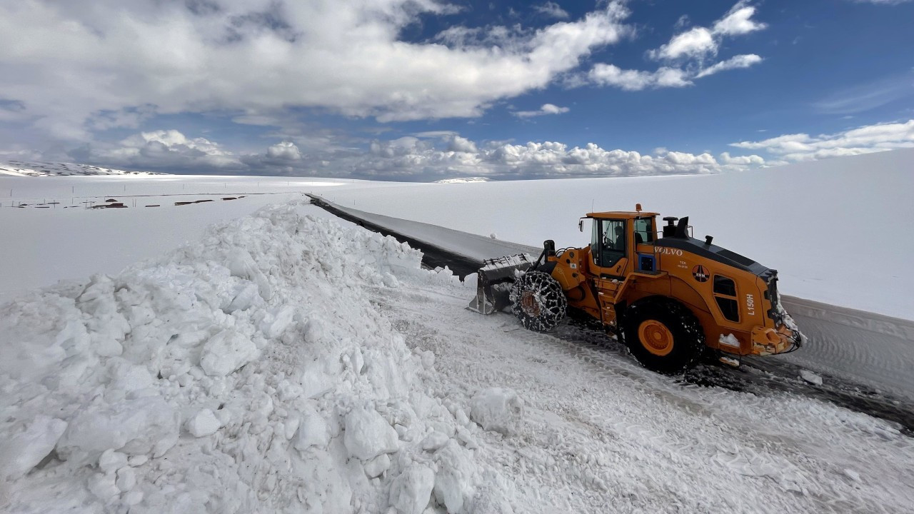 Kar nedeniyle 3,5 aydır ulaşıma kapalı olan Ardahan-Ardanuç yolu açıldı