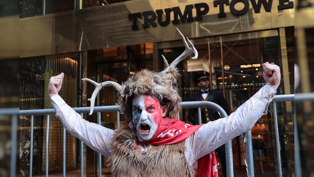 Trump taraftarları sokağa çıktı: Bir 'boynuzlu şaman' daha...
