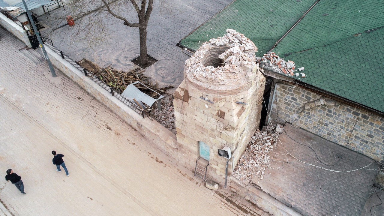 Tarihi Atik Camisi'nin minaresi artçı depremler sonrasında yıkıldı