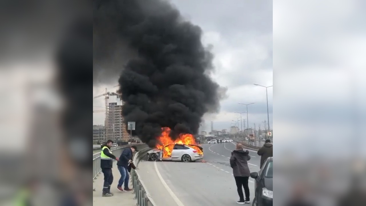 Başakşehir'de kaza yapan otomobilde yangın çıktı