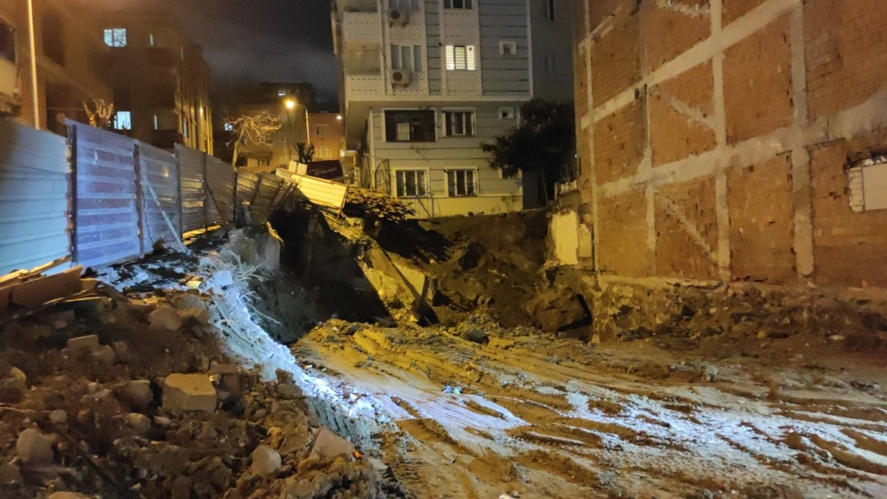 Bayrampaşa'da inşaatın istinat duvarı çöktü: Bitişik bina boşaltıldı