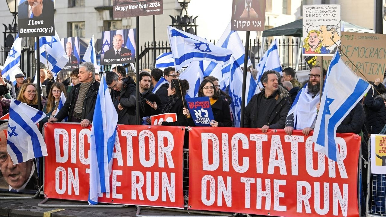 Netanyahu İngiltere'de protestolarla karşılandı: 'Kaçak diktatör'