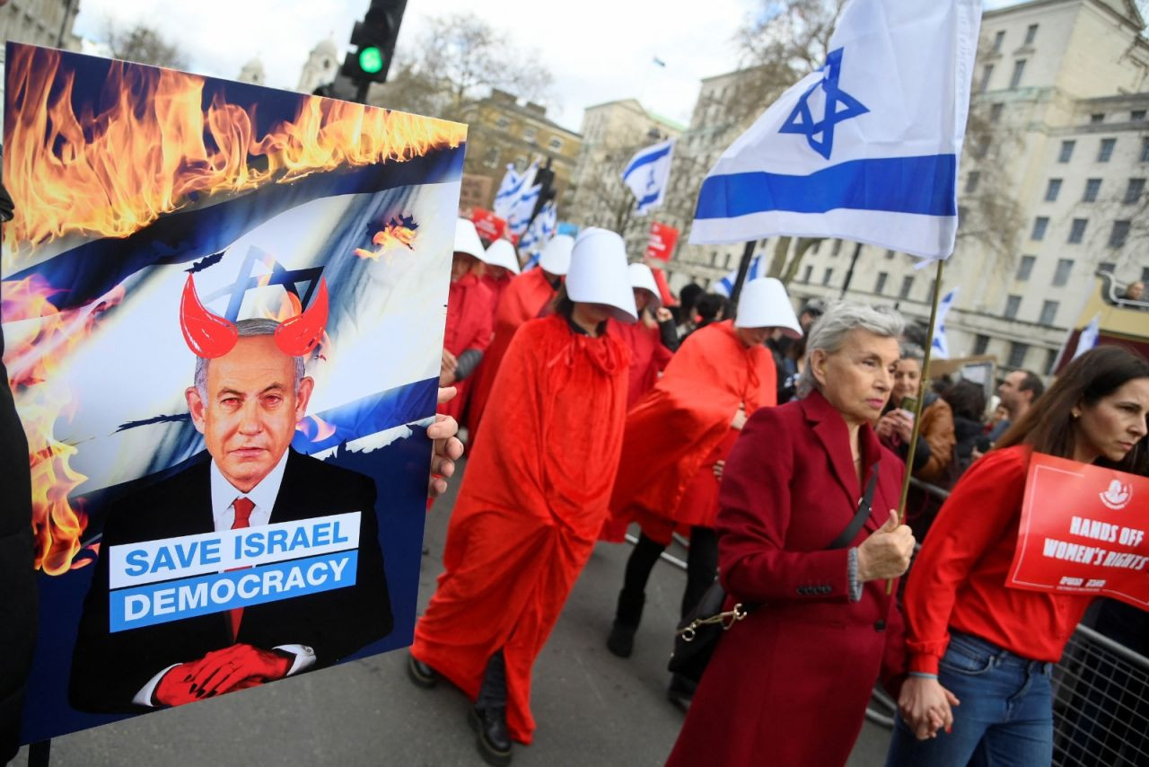 İsrail Başbakanı Netanyahu İngiltere'de protestolarla karşılandı: 'Kaçak diktatör' - Sayfa 4