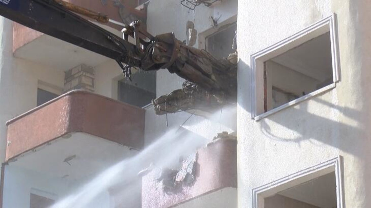 Kentsel dönüşüm kapsamında 211 daireli sitenin yıkımına başlandı
