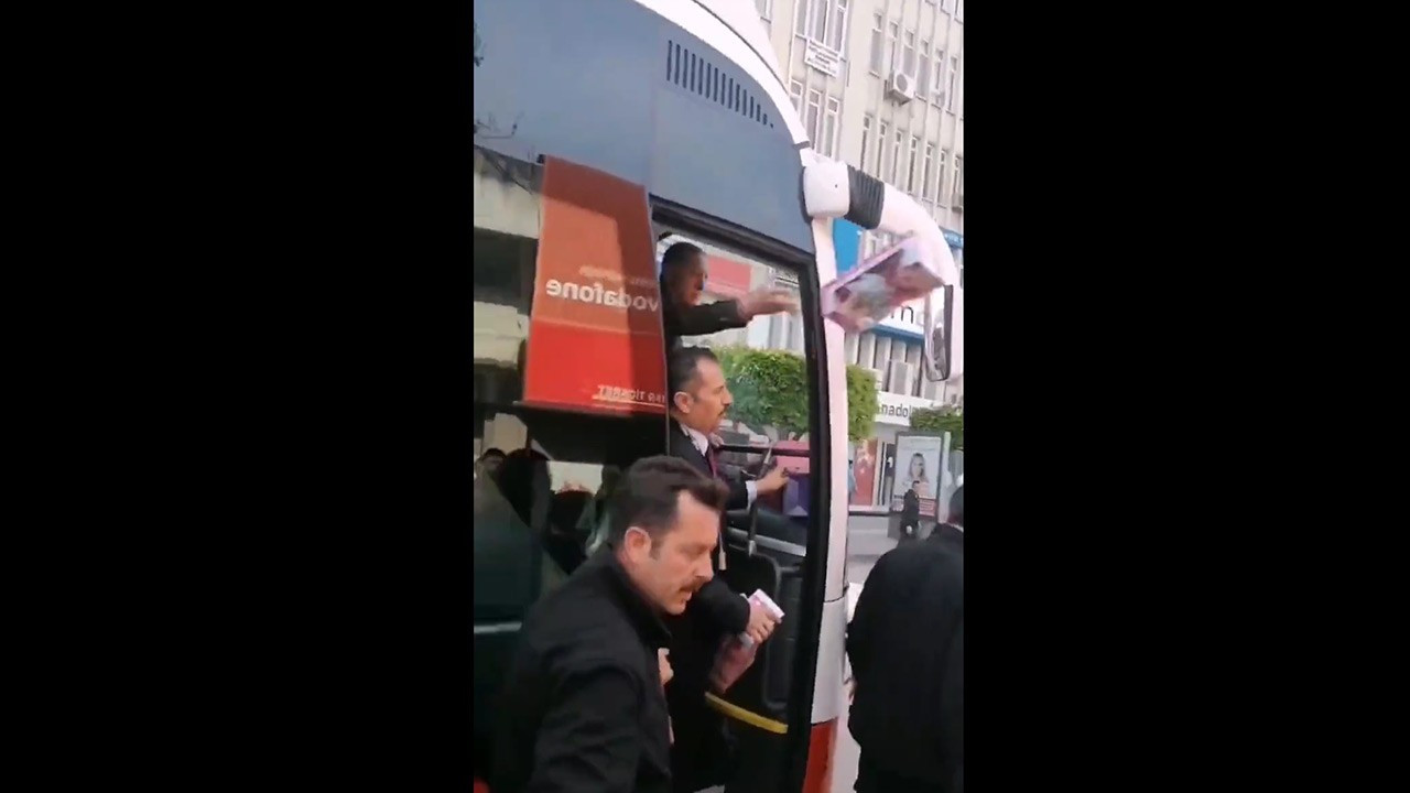 Erdoğan, depremzedelere otobüsten oyuncak attı