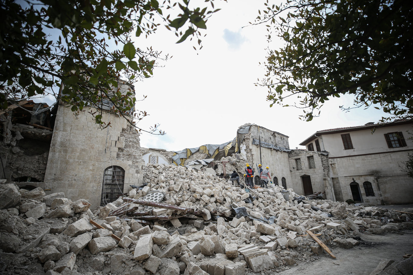 Depremde yıkılan tarihi cami kurtarılıyor