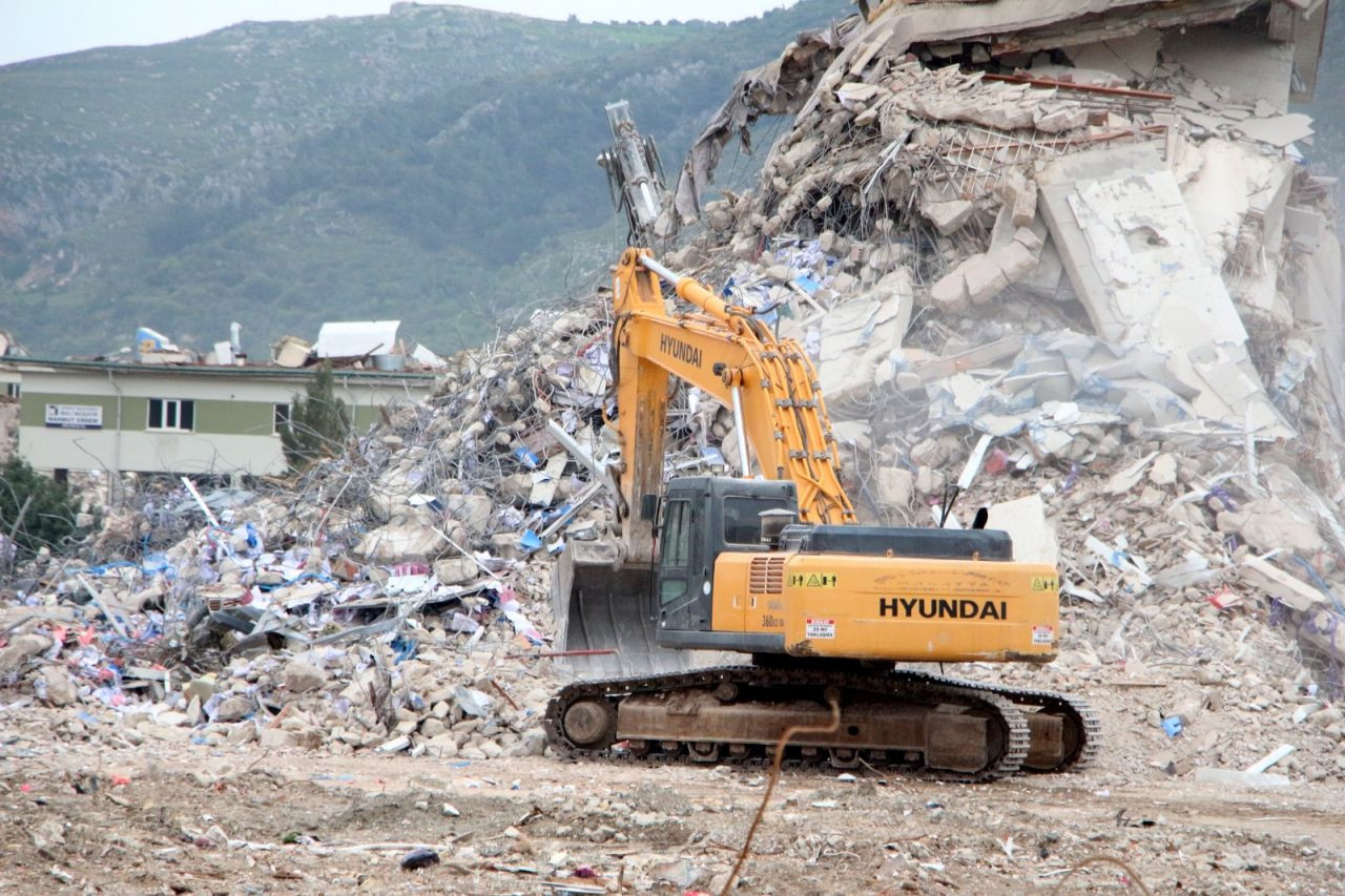 Hatay’da yıkım ve enkaz kaldırma çalışmaları devam ediyor - Sayfa 1