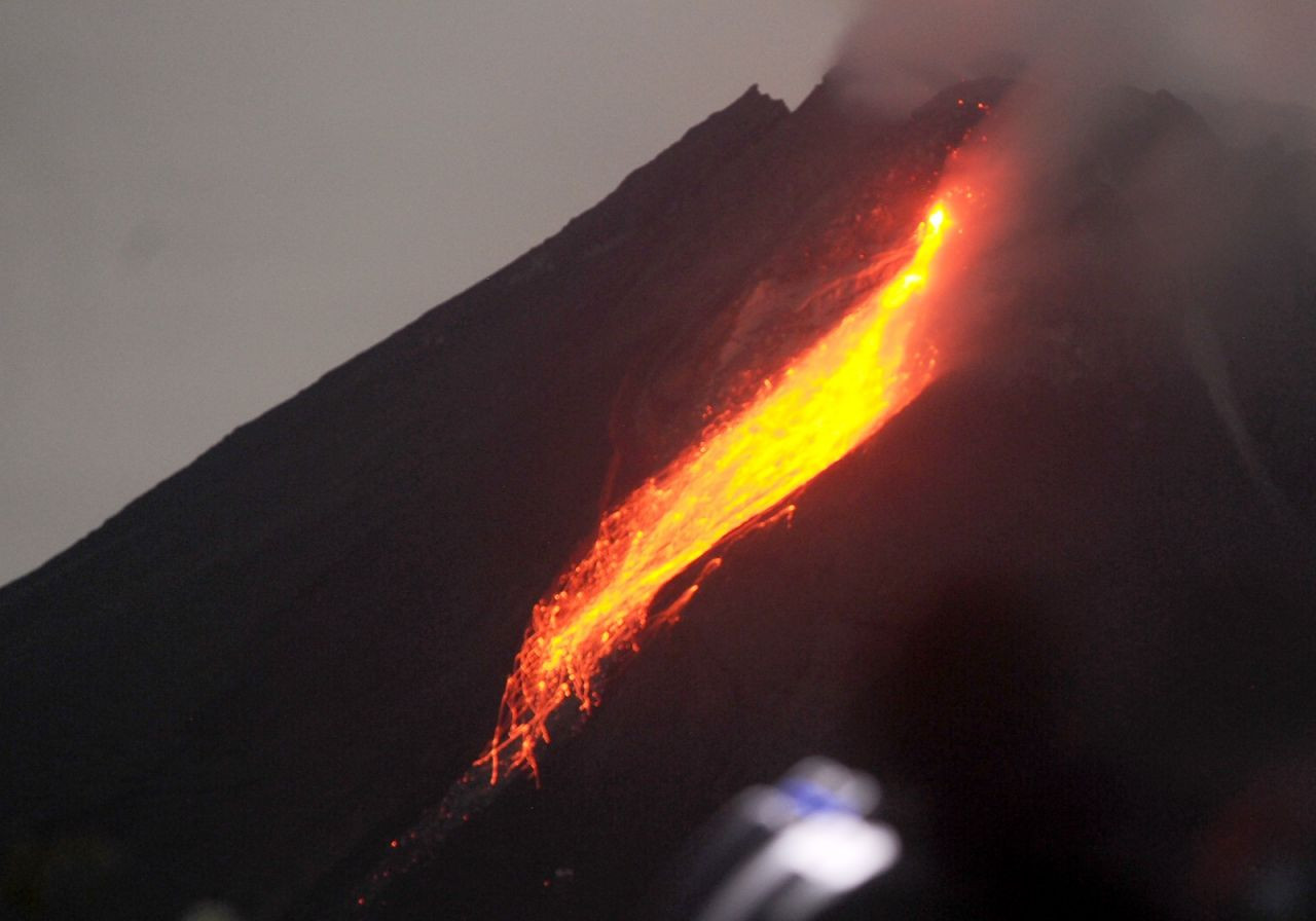 Merapi Yanardağı lav püskürtüyor - Sayfa 1
