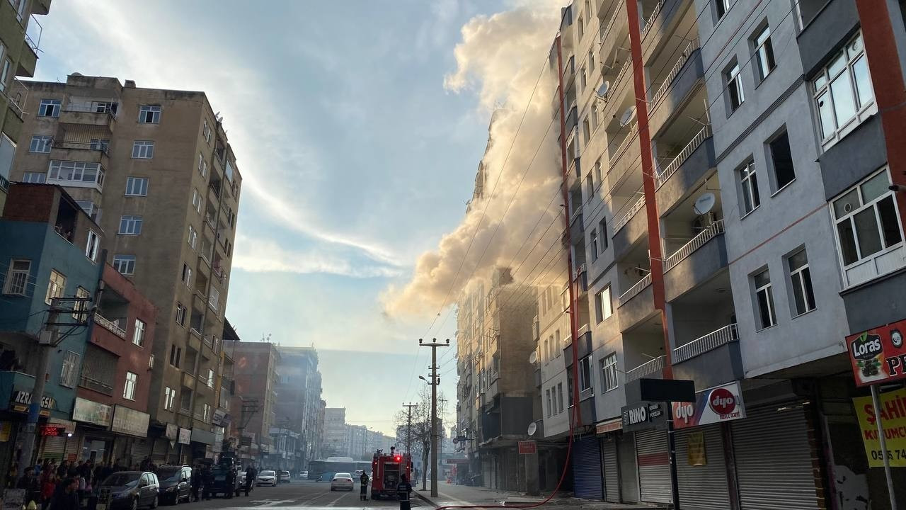 Diyarbakır'da iftarda ağır hasarlı apartmanda yangın