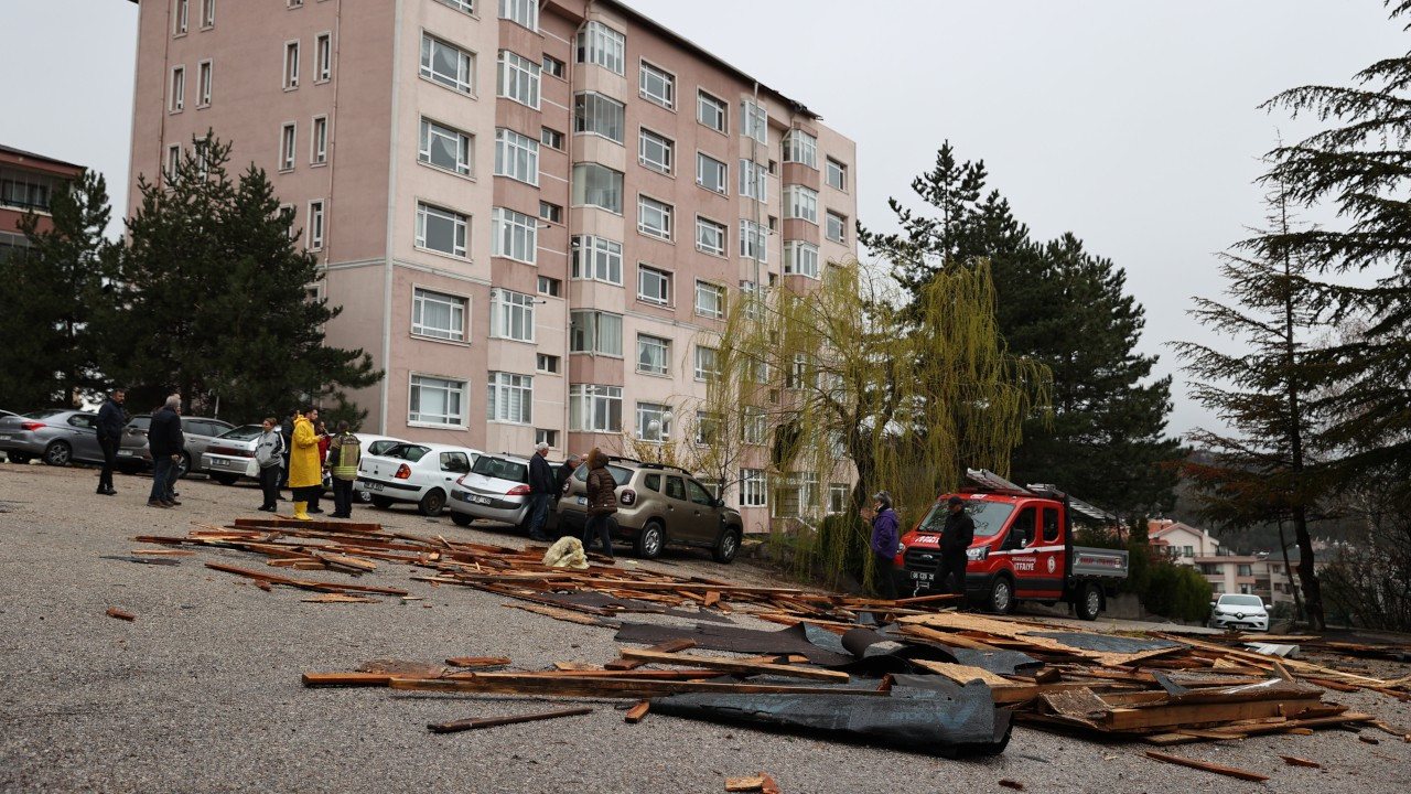 Ankara'da fırtına: İki binanın çatısı uçtu