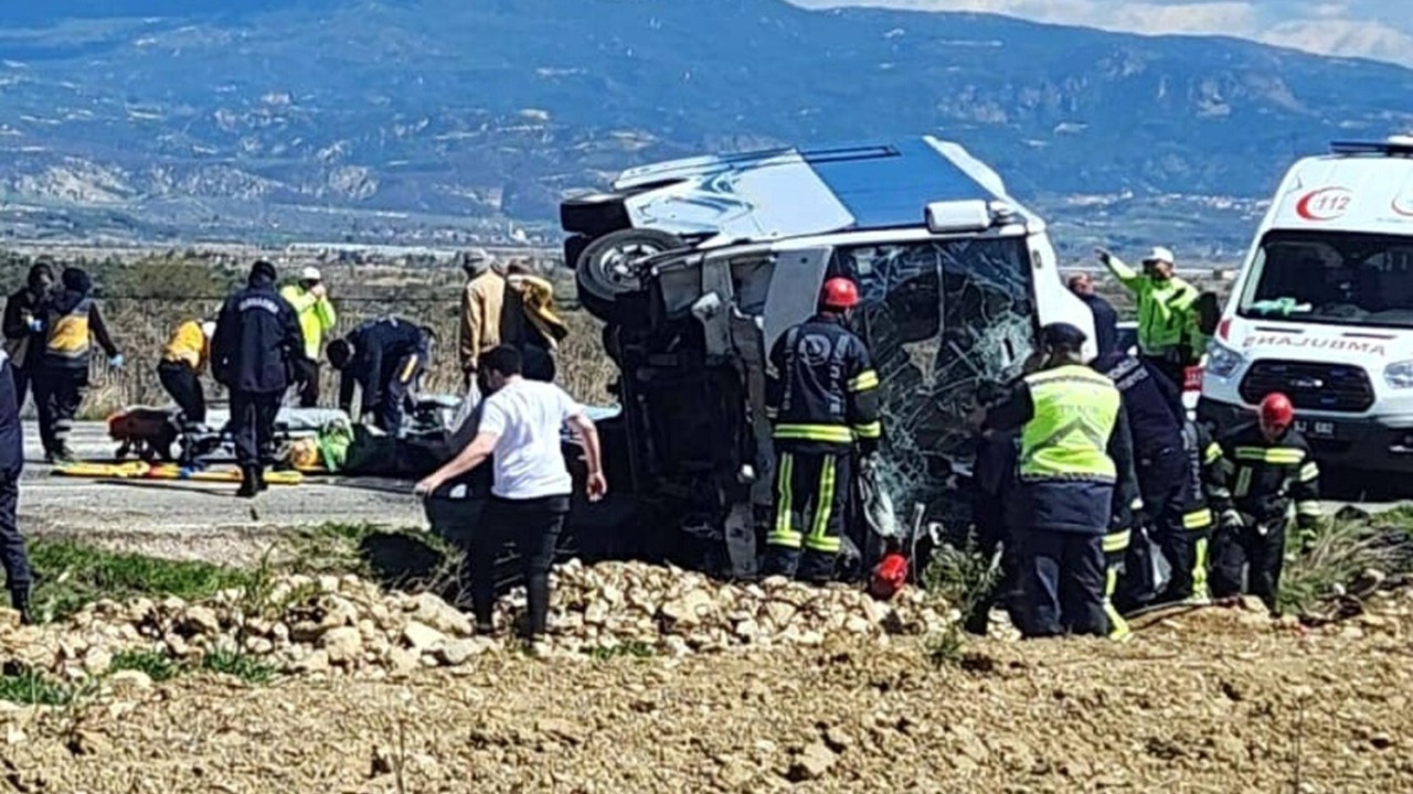 Alman turistleri taşıyan midibüs ile otomobil çarpıştı: 2 ölü, 23 yaralı